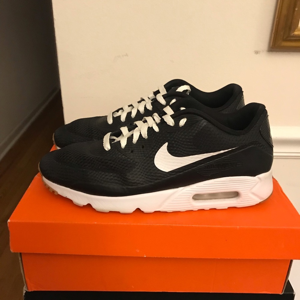 NIKE AIR MAX 90 ULTRA ESSENTIAL- SUPER HOTT!!